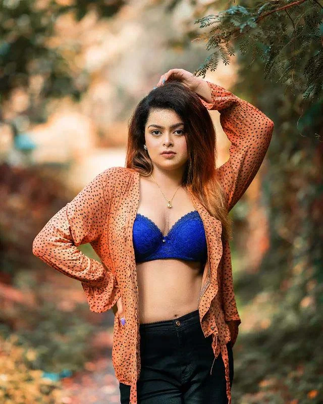 Seema Ghaziabad escort showing boobs